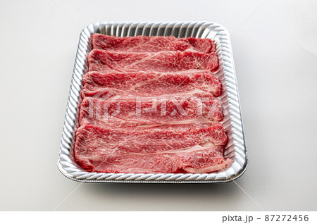 トレーに入った焼き肉、しゃぶしゃぶ用の牛肉 87272456