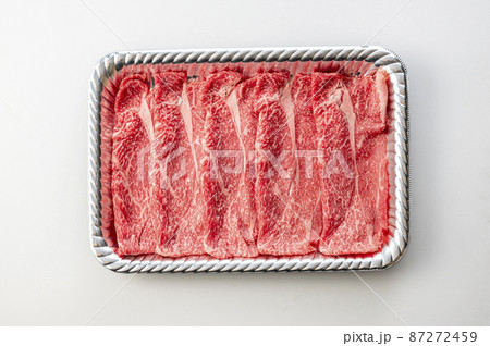 トレーに入った焼き肉、しゃぶしゃぶ用の牛肉 トレーに入った焼き肉、しゃぶしゃぶ用の牛肉 87272459
