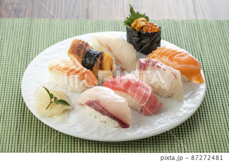 皿に盛った握り寿司 皿に盛った握り寿司 87272481