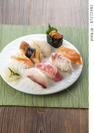 皿に盛った握り寿司 皿に盛った握り寿司 87272482