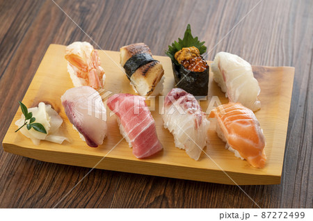 皿に盛った握り寿司 皿に盛った握り寿司 87272499