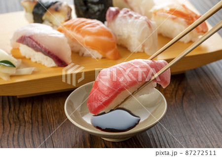 皿に盛った握り寿司 皿に盛った握り寿司 87272511
