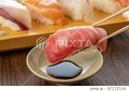 皿に盛った握り寿司 皿に盛った握り寿司 87272516