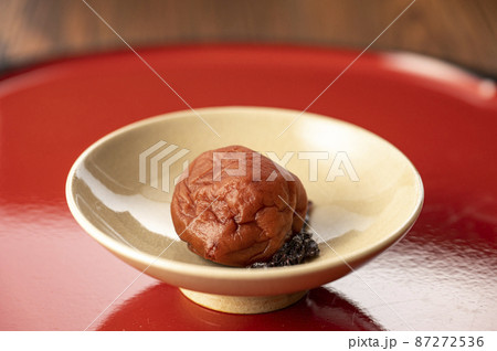 器に盛られた梅干し 87272536