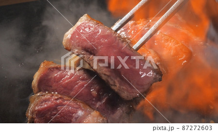 ステーキ　肉　鉄板 87272603