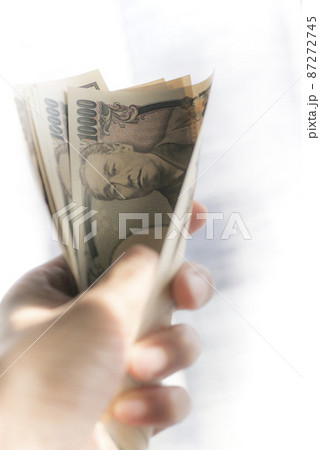 握った1万円札 握った1万円札 87272745