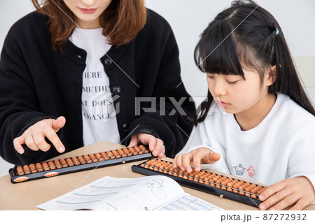 そろばん学習する母と娘 homework そろばん学習する母と娘 homework 87272932