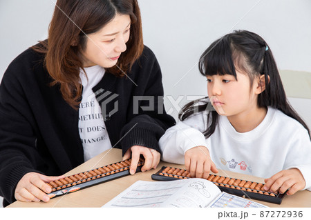 そろばん学習する母と娘 homework そろばん学習する母と娘 homework 87272936