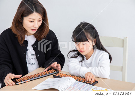 そろばん学習する母と娘　homework 87272937