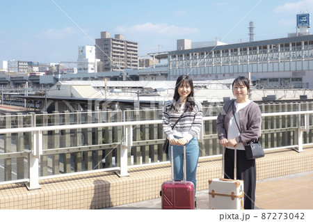 新幹線で旅行に行く母と娘 新幹線で旅行に行く母と娘 87273042