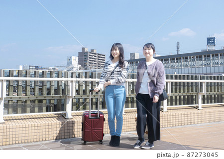 スーツケースを持って旅行に行く母と娘2 87273045