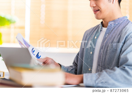 在宅勤務で仕事するビジネスマン 87273065