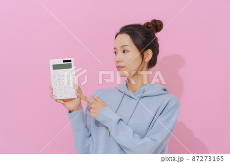 電卓を持つ女性 87273165