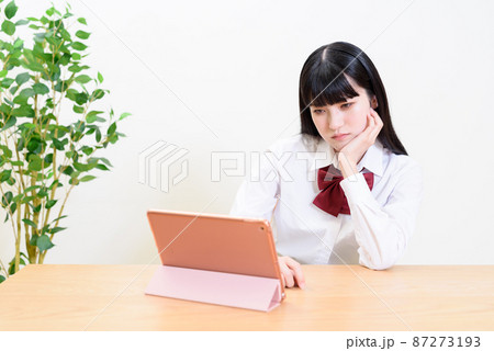 頬杖をついてタブレット端末を見る女子高校生 動画視聴配信 選択 ビデオ通話 オンライン授業 リモート 頬杖をついてタブレット端末を見る女子高校生 動画視聴配信 選択 ビデオ通話 オンライン授業 リモート 87273193