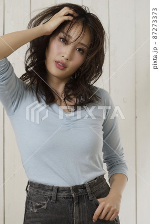 カジュアルな女性 カジュアルな女性 87273373
