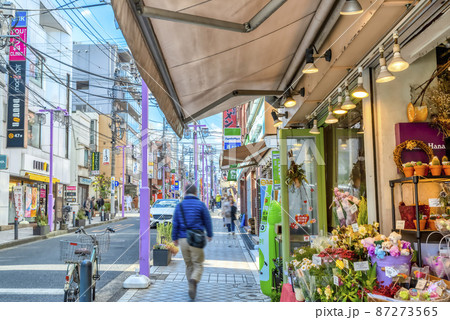 神奈川県横浜市の都市風景　日吉駅 87273565