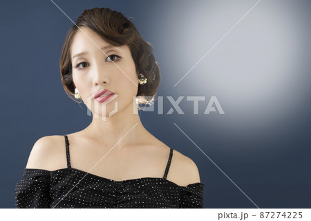 レトロな感じの女性 レトロな感じの女性 87274225