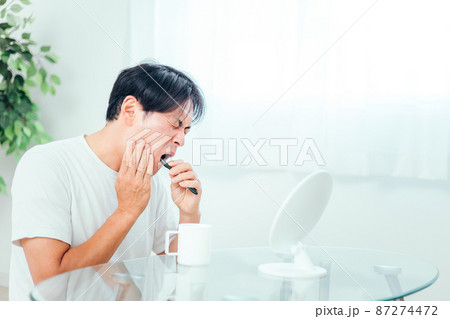 虫歯の男性 虫歯の男性 87274472
