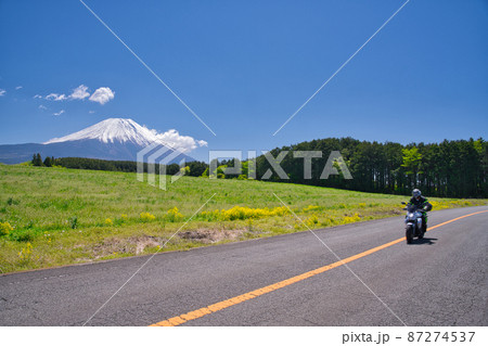 【静岡県】5月・初夏の爽やかな青空の下、富士山周辺をドライブ 87274537