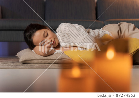 自宅でくつろぐ女性 夜 自宅でくつろぐ女性 夜 87274552