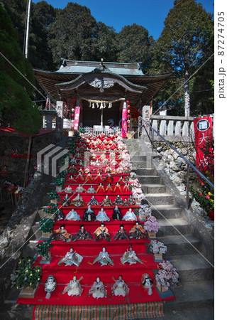 神社の雛飾り 87274705