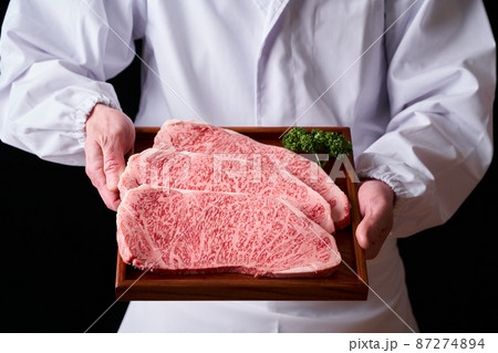 黒毛和牛ロースステーキ肉を手に持つ板前 黒毛和牛ロースステーキ肉を手に持つ板前 87274894