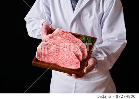 黒毛和牛ロースステーキ肉を手に持つ板前 黒毛和牛ロースステーキ肉を手に持つ板前 87274900
