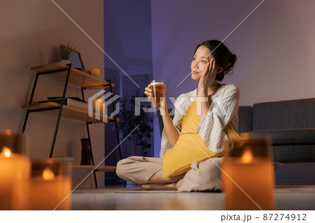 自宅でくつろぐ女性　夜 87274912