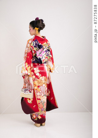 振袖を着た女性の後ろ姿 Back view 振袖を着た女性の後ろ姿 Back view 87275838