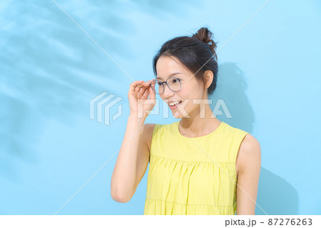 メガネをかけた女性 夏 メガネをかけた女性 夏 87276263
