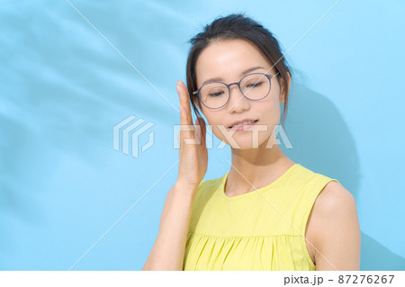 メガネをかけた女性　夏 87276267