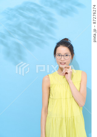 メガネをかけた女性　夏 87276274