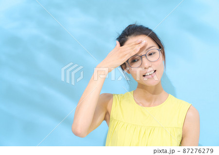 メガネをかけた女性　夏 87276279