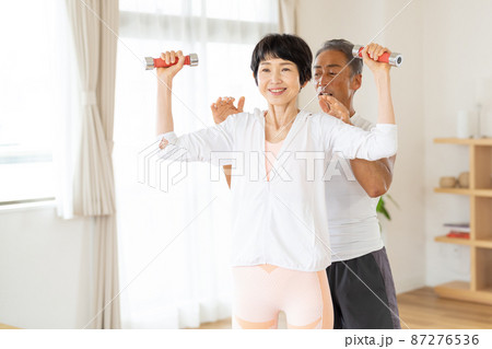 筋トレをするシニアカップル 87276536