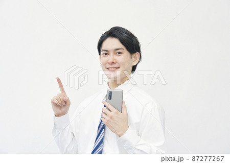ビジネスマン　スマートフォン　指差し　白背景 87277267