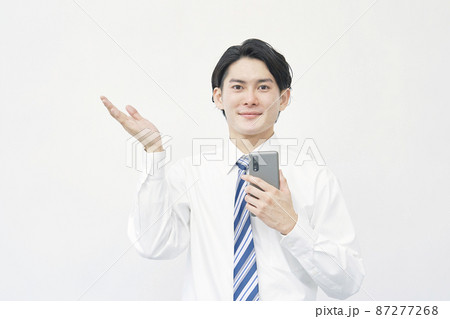 ビジネスマン　スマートフォン　案内　白背景 87277268