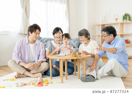 三世代同居 家族 三世代同居 家族 87277324