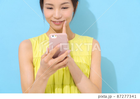 ノースリーブの女性　スマホ 87277341