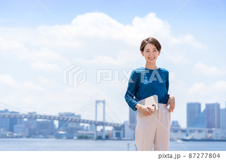 ビジネス　青空　女性　 87277804