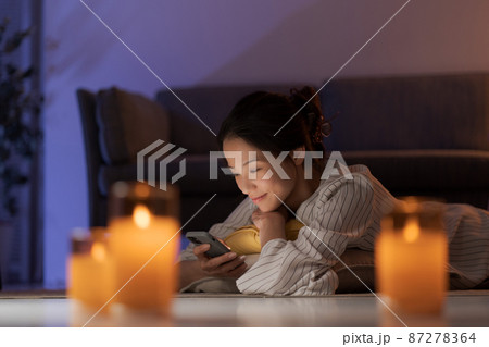 床で寝そべる女性 床で寝そべる女性 87278364