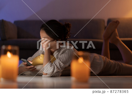 床で寝そべる女性 87278365