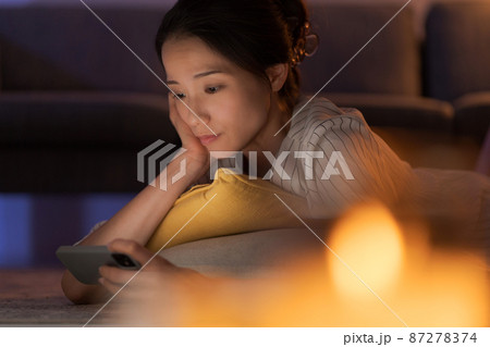 床で寝そべる女性 87278374