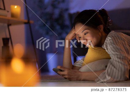 床で寝そべる女性 87278375