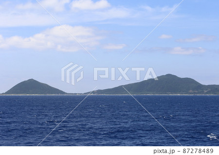 沖縄　フェリーいへやⅢから見る伊是名島 87278489