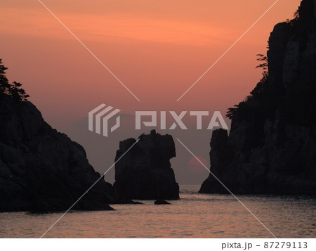 夕焼け 奇岩 風景 87279113