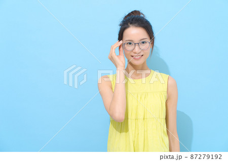 メガネをかけた女性　夏 87279192