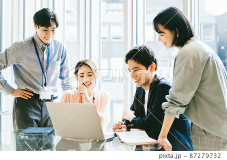 ビジネスシーン （会議、ミーティング） 87279732