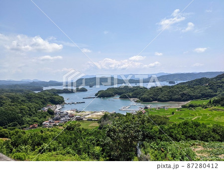 佐賀県唐津市肥前町の大浦棚田を見渡す大浦湾の美し自然の風景 87280412