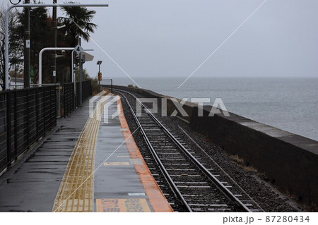 長崎県大村湾に沿って走るJR九州村線の千綿駅の海の見えるホーム 87280434