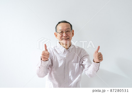 シニア男性 サムズアップ 笑顔 シニア男性 サムズアップ 笑顔 87280531